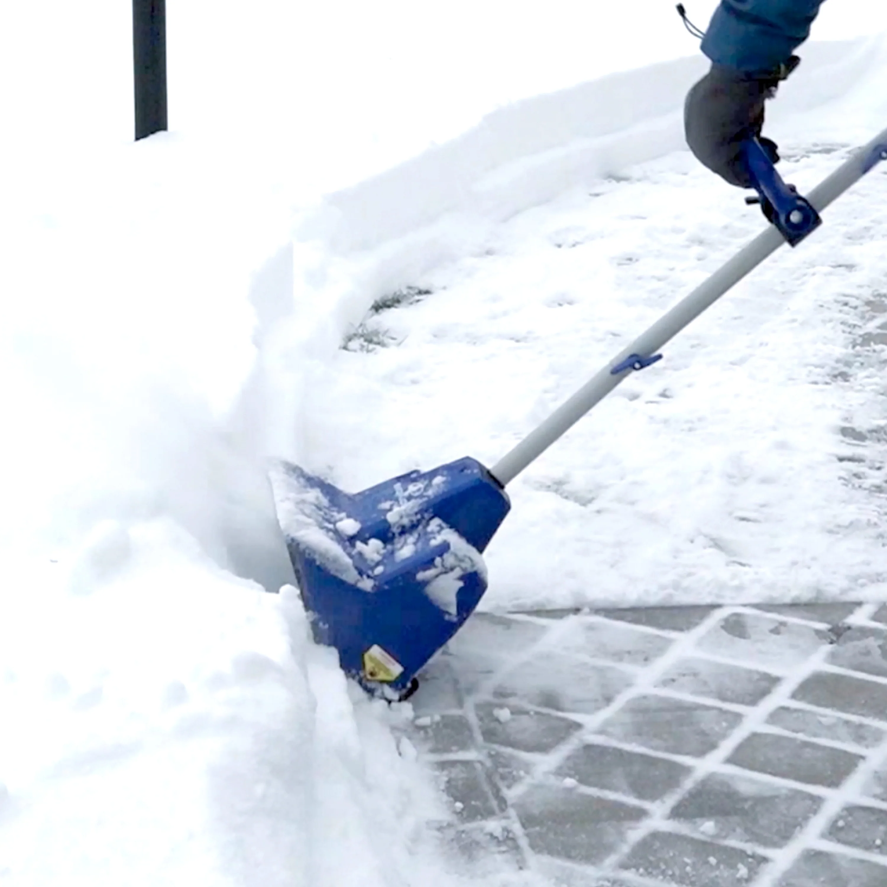 Snow Joe 24-Volt* IONMAX Cordless Snow Shovel Kit | 11-Inch | W/ 4.0-Ah Battery + Charger - Image 16