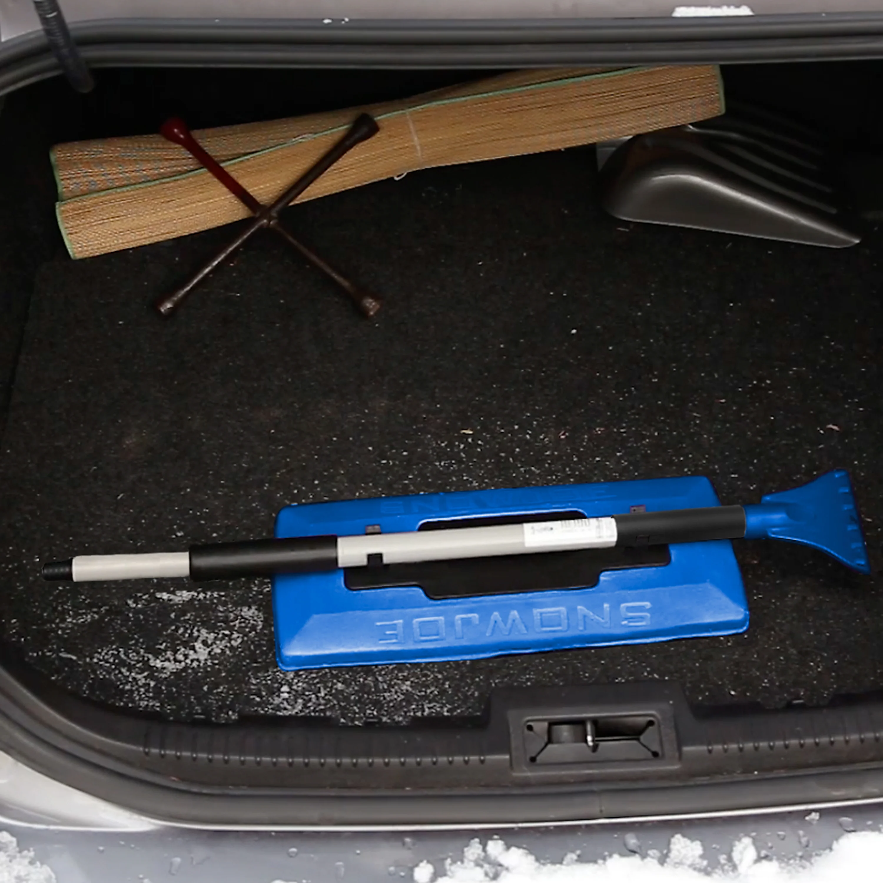Snow Joe SJBLZD-JMB-SJB 2-In-1 Telescoping Jumbo Snow Broom + Ice Scraper | 19-Inch - Image 5