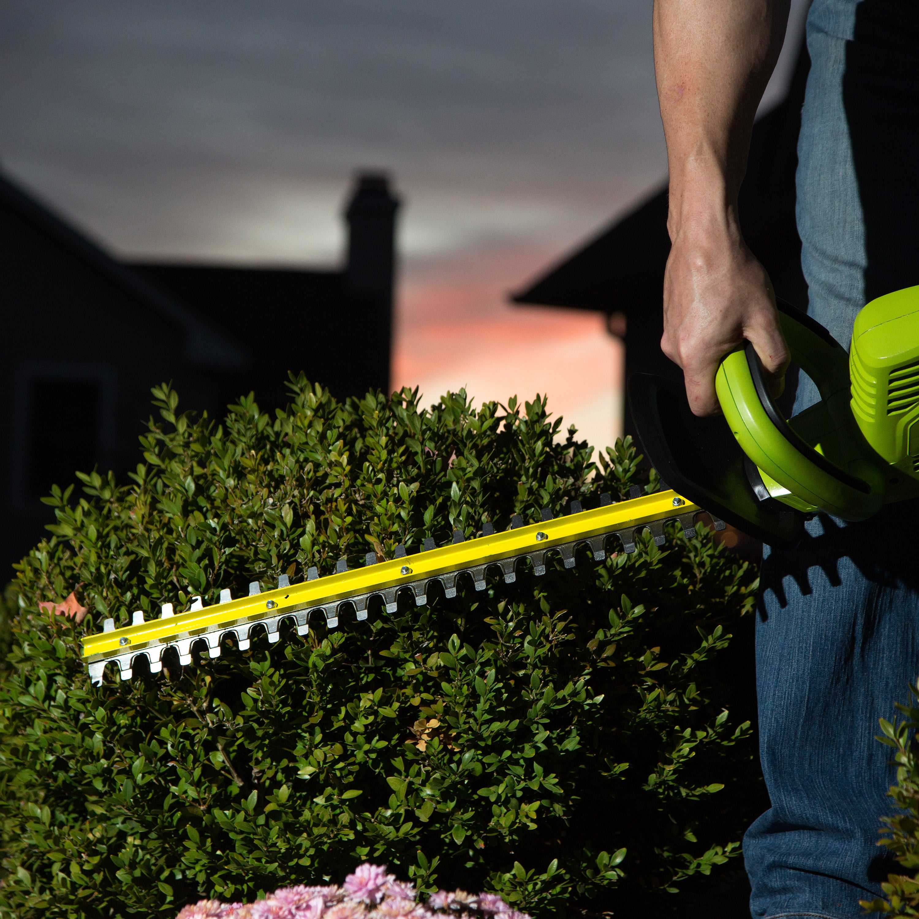 Sun Joe HJ22HTE Electric Hedge Trimmer | 22-inch | 3.5-Amp | 0.63-inch Max Cutting Diameter - Image 7