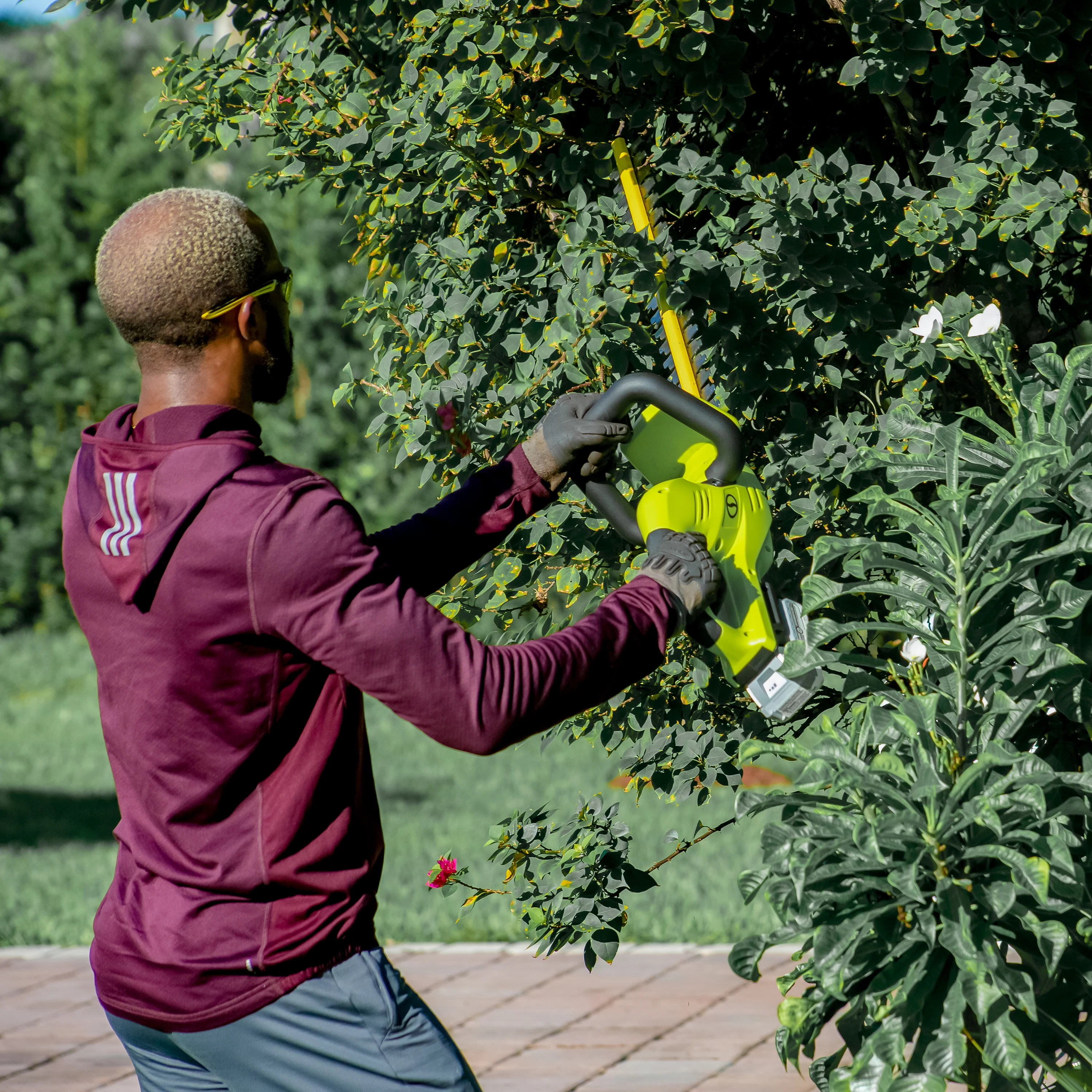 Sun Joe 24V-HT22-LTE 24-Volt* IONMAX Cordless Hedge Trimmer | 22-inch | W/ 2.0-Ah Battery + Charger - Image 10