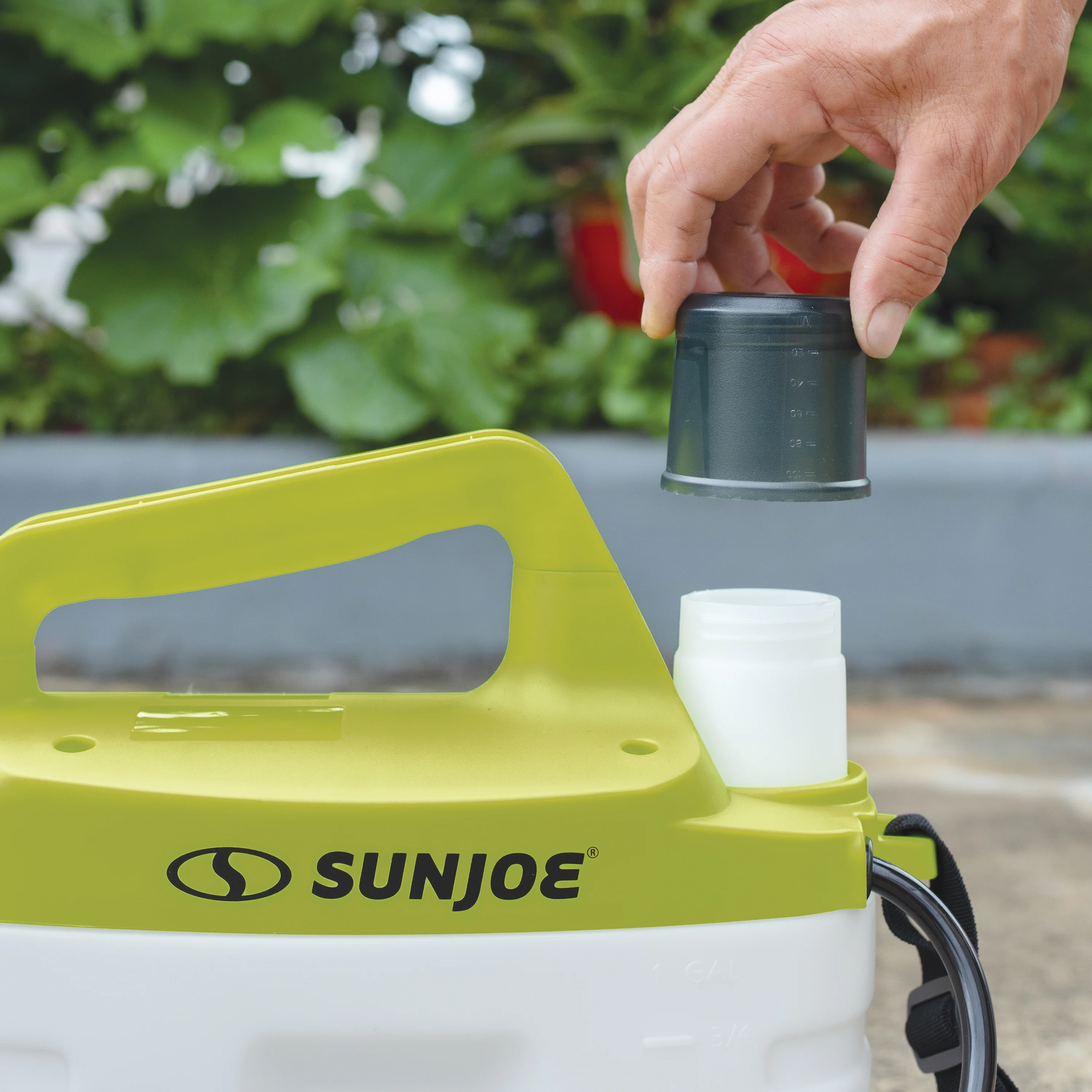 Sun Joe SJ-APS-2G Cordless All Purpose Chemical Sprayer | 4-Volt | 2-Gallon - Image 4